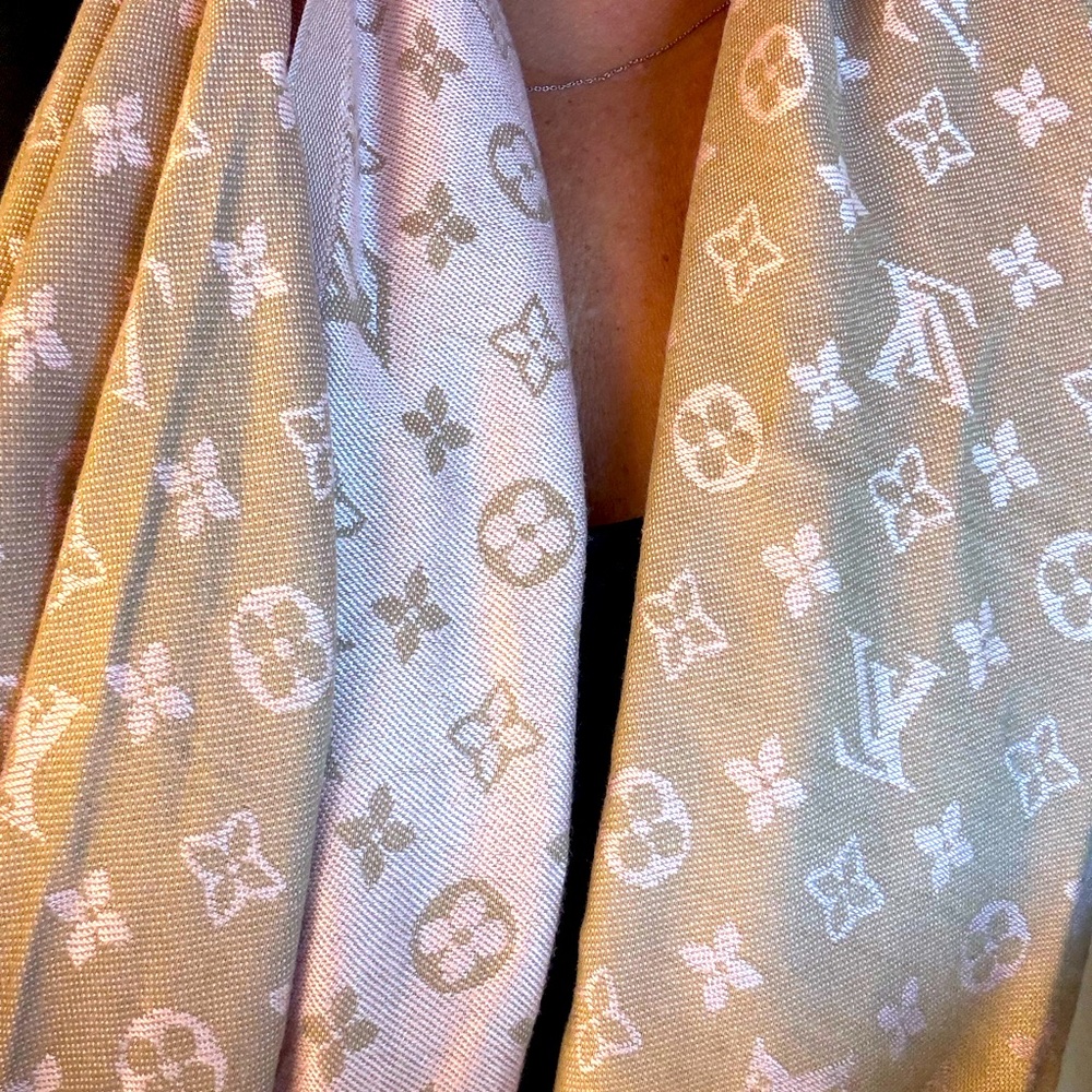 Lv 2 color scarf